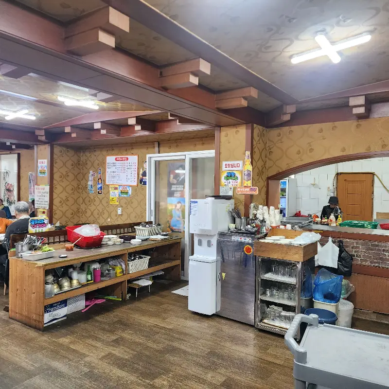 깔끔하게 정돈된 식당 내부 모습