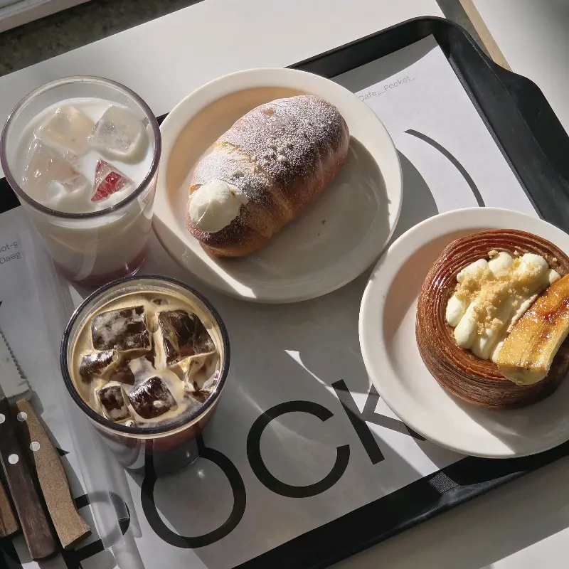 우유크림 소금빵과 포켓라떼