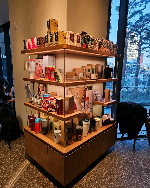 다양한 굿즈가 진열되어 있는 모습