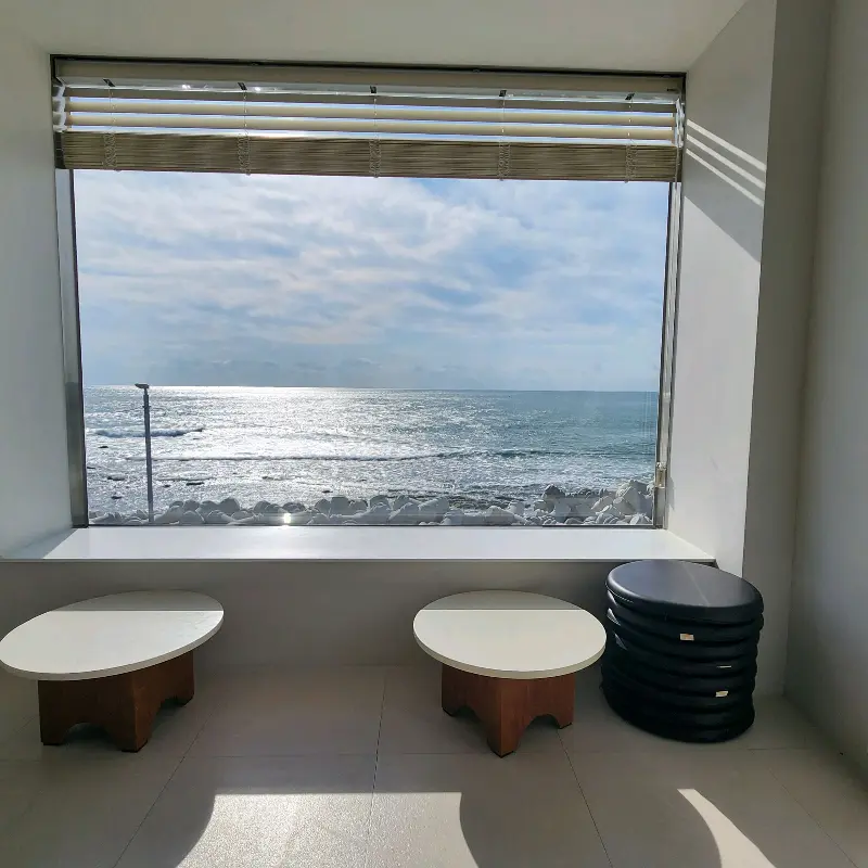 창밖으로 펼쳐지는 푸른 바다