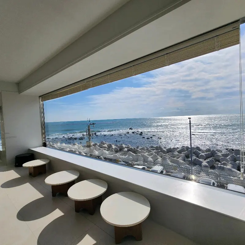 통창으로 보이는 바다 풍경