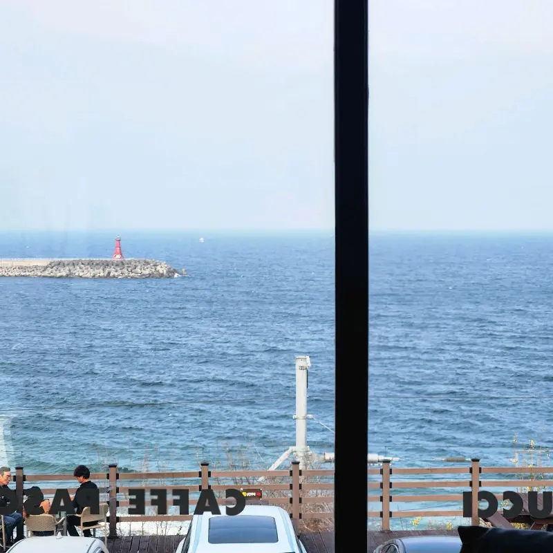 창밖 바다와 음료