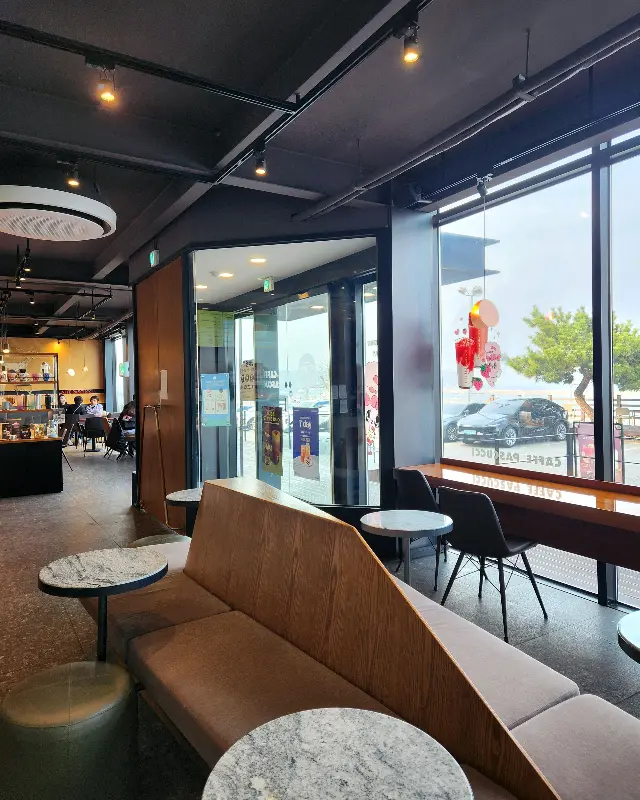 카페 내부 인테리어