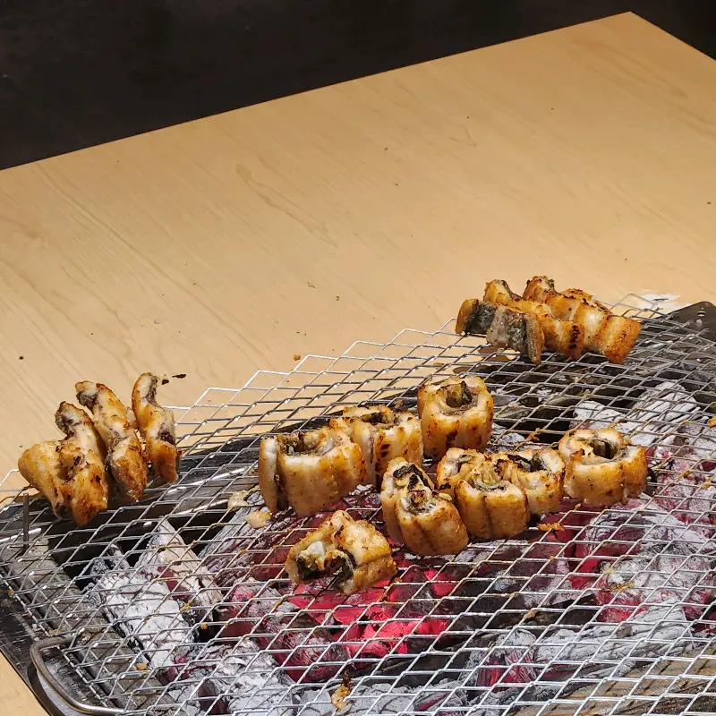 숯불 위에서 맛있게 익어가는 장어들