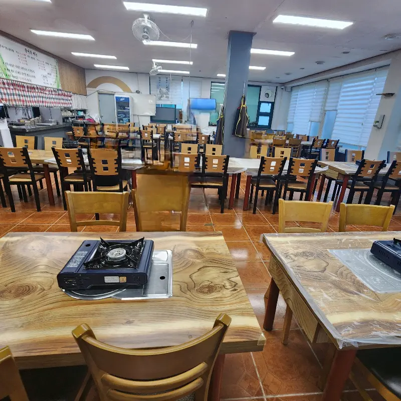 붕어섬식당 내부