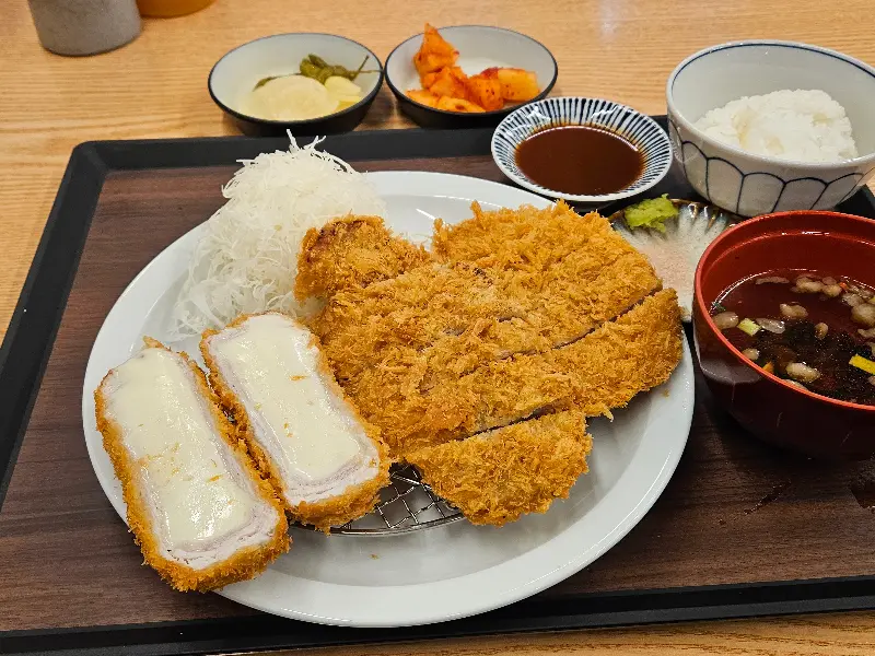 치즈 돈까스 정식 한 상차림