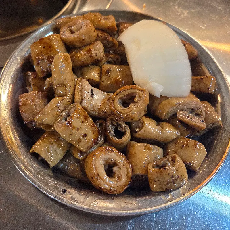 초벌된 막창 한 접시