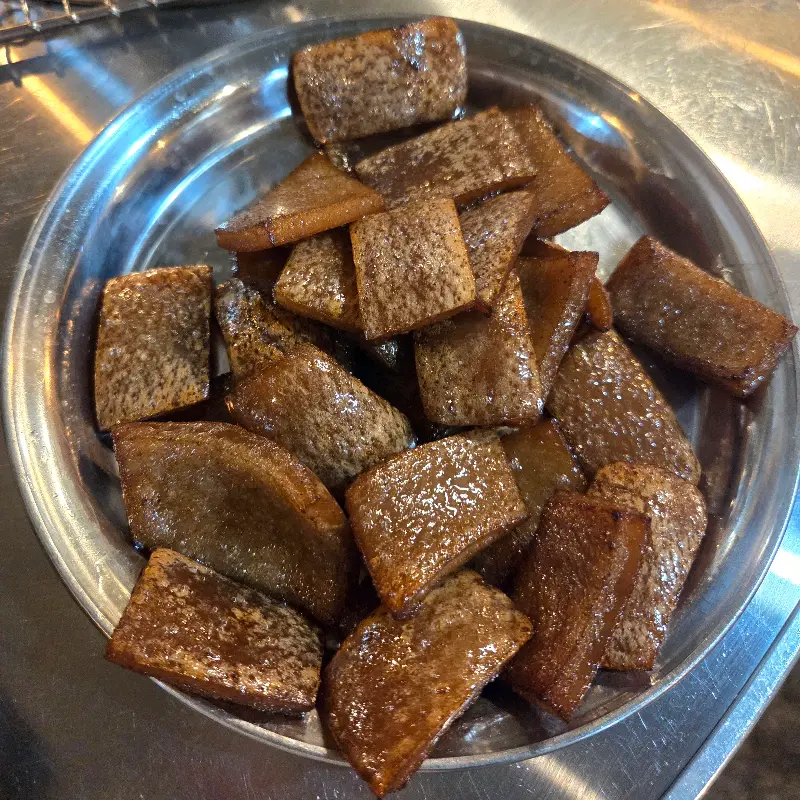 윤기가 흐르는 돼지 껍데기