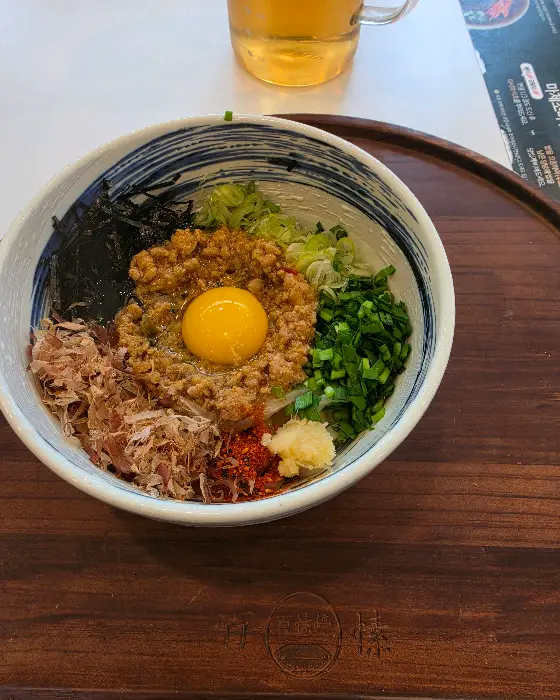 노른자가 올려진 마제소바의 모습