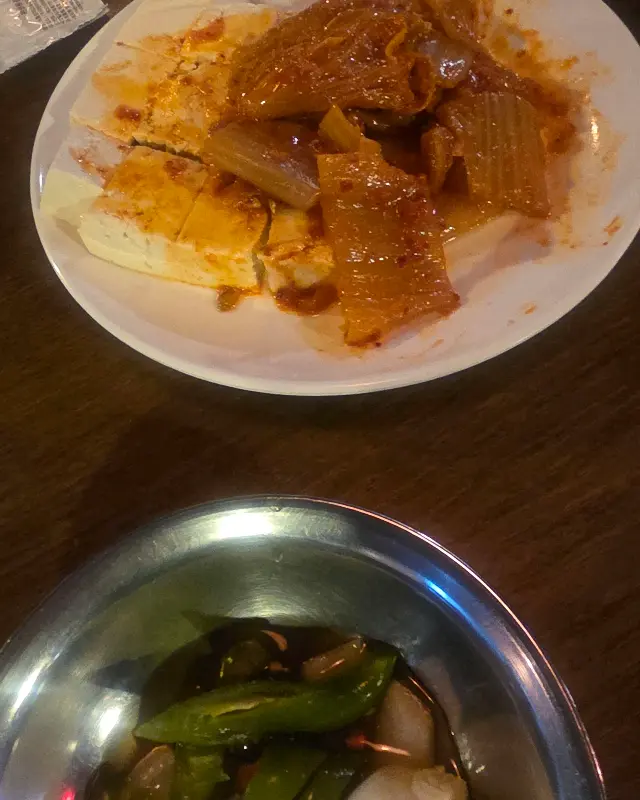 기본 반찬으로 제공되는 두부김치