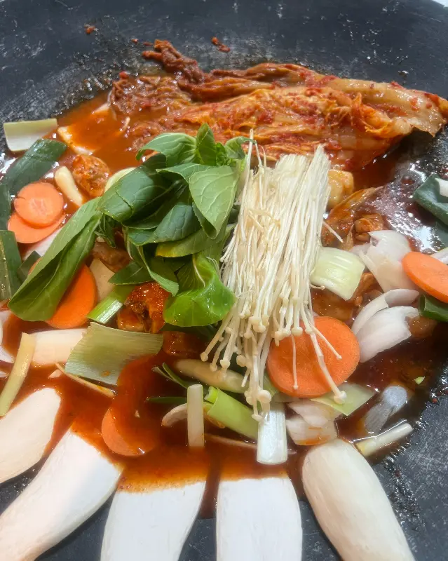 솥뚜껑 위에 펼쳐진 닭볶음탕 재료들
