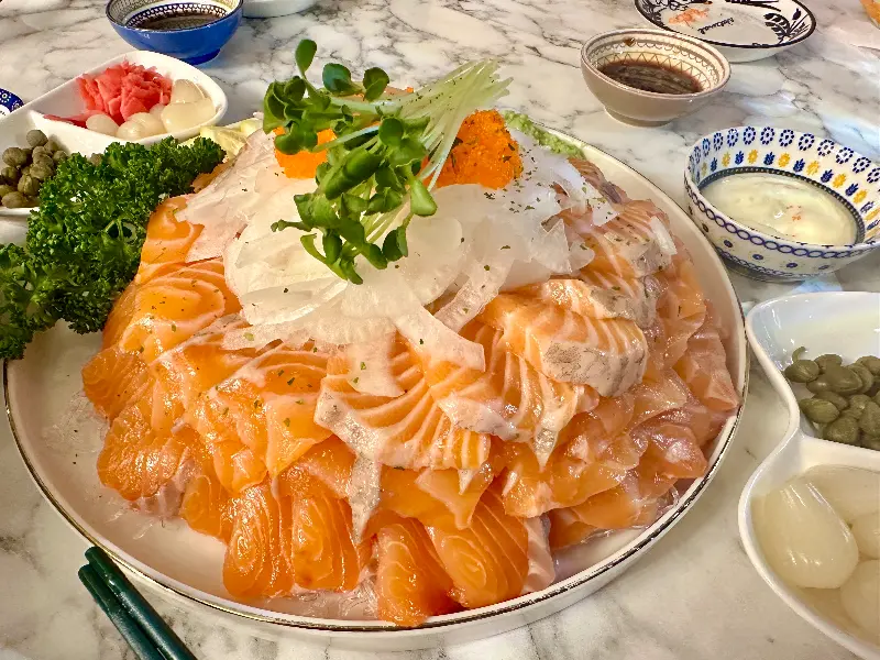 푸짐한 연어 사시미 한 상 차림