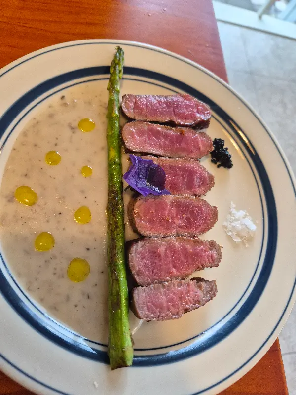 스테이크와 아스파라거스