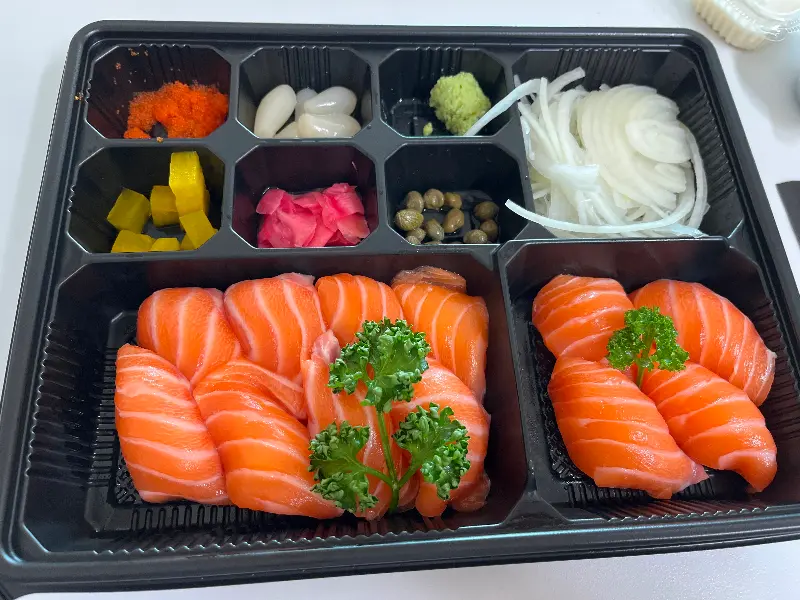 다채로운 구성의 연어 포장 세트