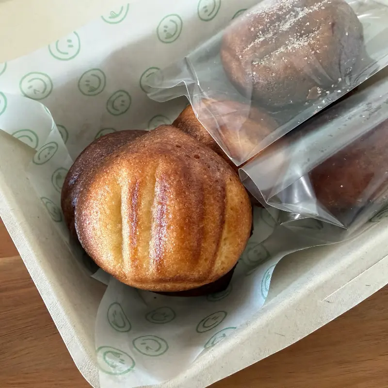 포장 용기에 담긴 마들렌