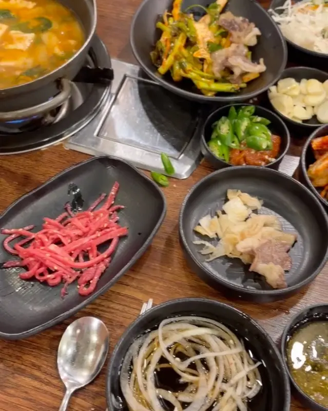 푸짐한 밑반찬 항공샷