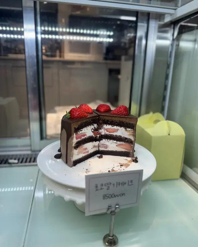 쇼케이스 속 딸기 케이크