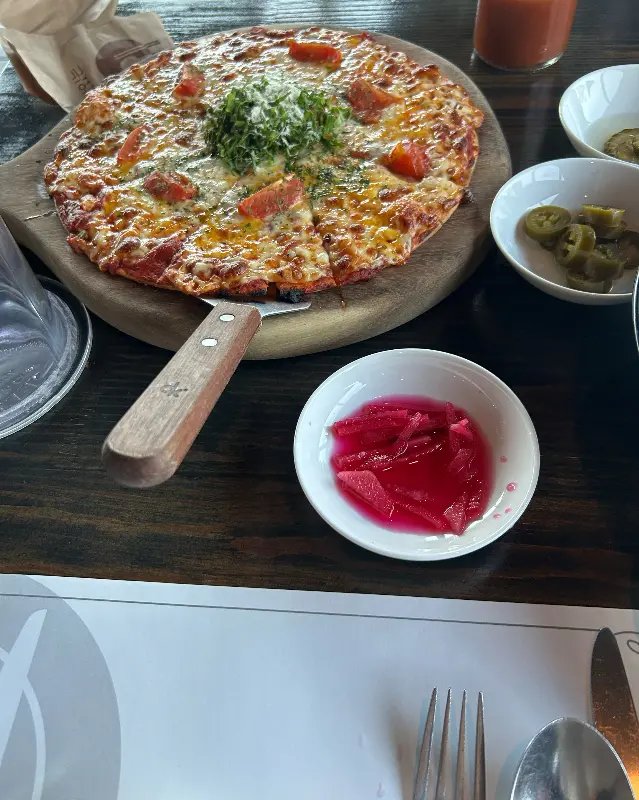 테이블 위에 놓인 피자