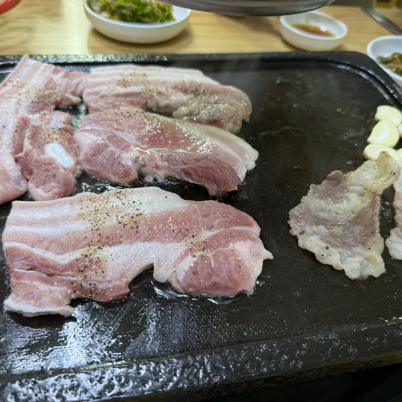 불판 위에서 익어가는 삼겹살