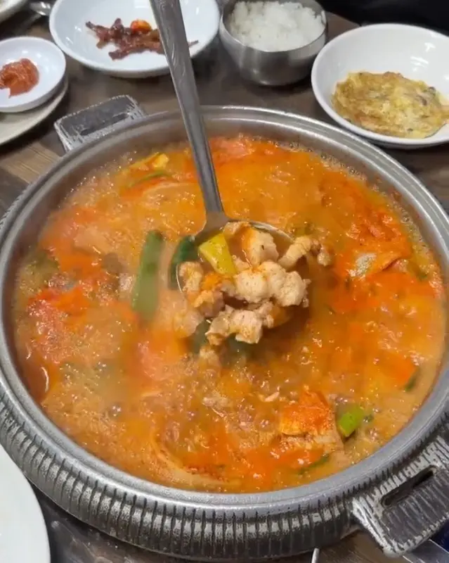 뚝배기 안에서 끓고 있는 짜글이의 모습