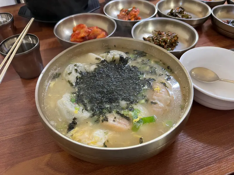 만두와 떡, 김가루가 들어간 떡만두국