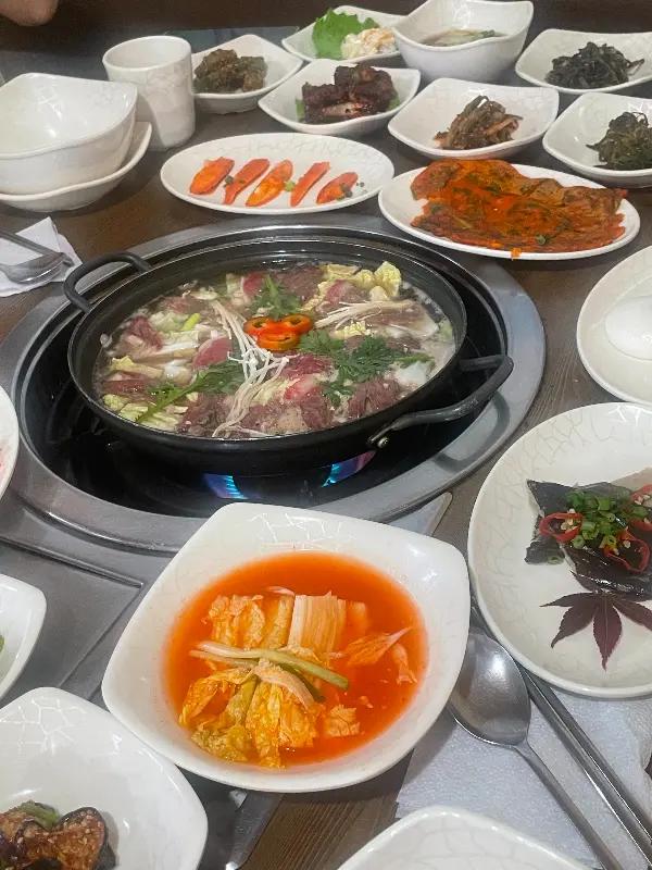 테이블 가득 차려진 한 상 차림