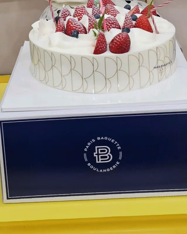 딸기가 듬뿍 올려진 케이크