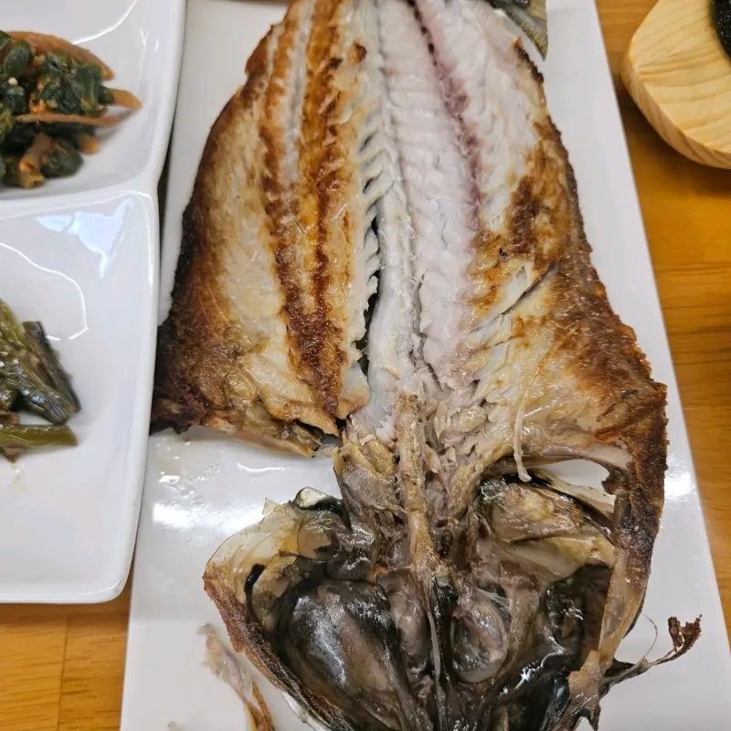 노릇노릇 구워진 고등어구이