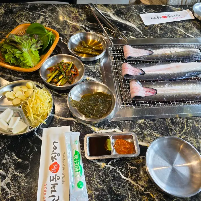 다양한 밑반찬과 장어