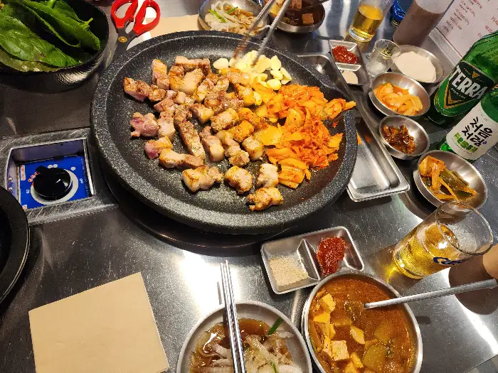 테이블에 차려진 식사 세팅