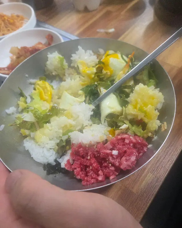 육회비빔밥 비비는 모습