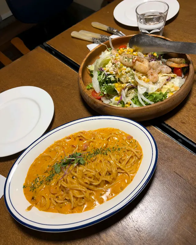 접시에 담긴 붉은색 투움바 파스타