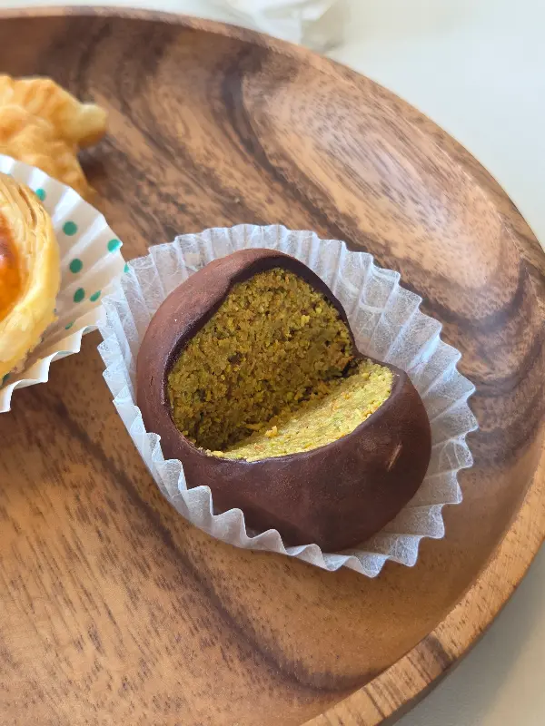 단면을 자른 두바이 티라미수 볼