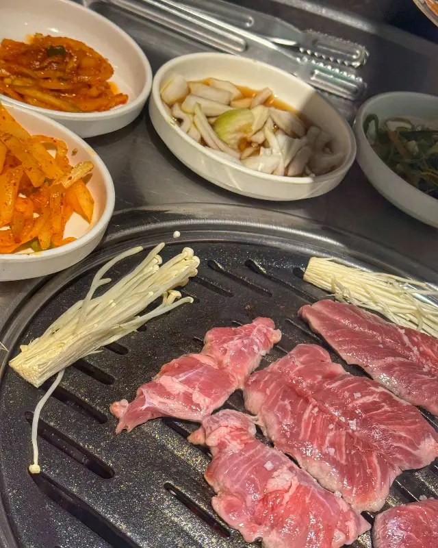 고기와 함께 구워 먹는 버섯과 김치