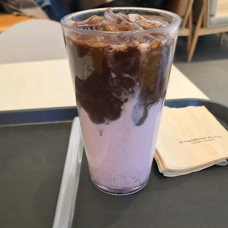 핑크빛 색감이 매력적인 딸기 라떼