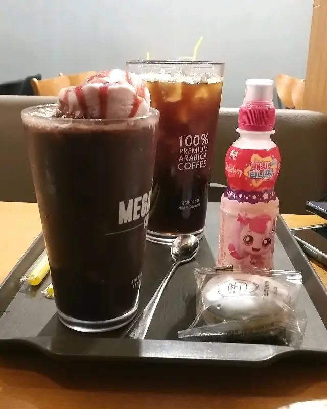 메가커피 음료와 디저트
