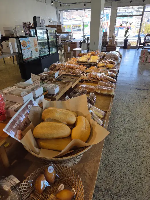 카페 내부 빵 진열대