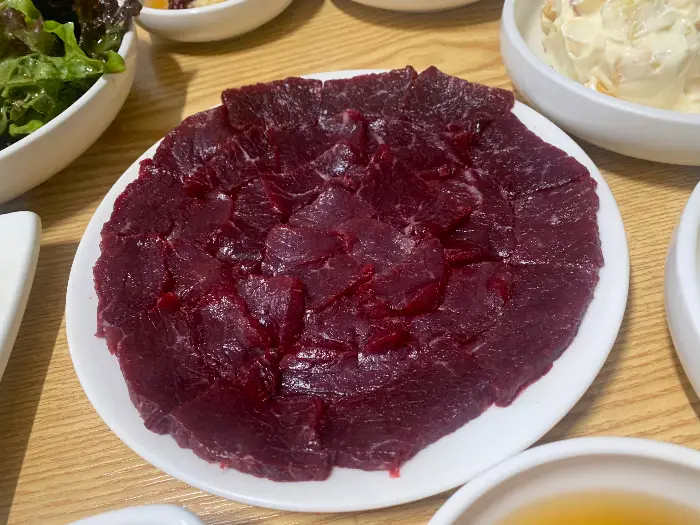 정갈하게 담긴 뭉티기