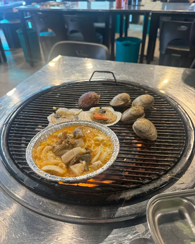 불판 위에서 익어가는 조개들