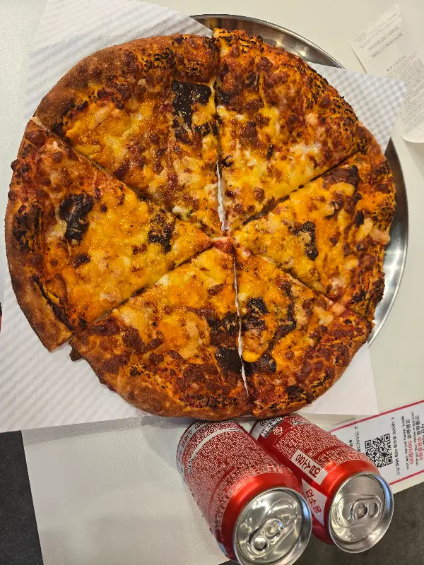 잭슨 치즈 피자의 모습