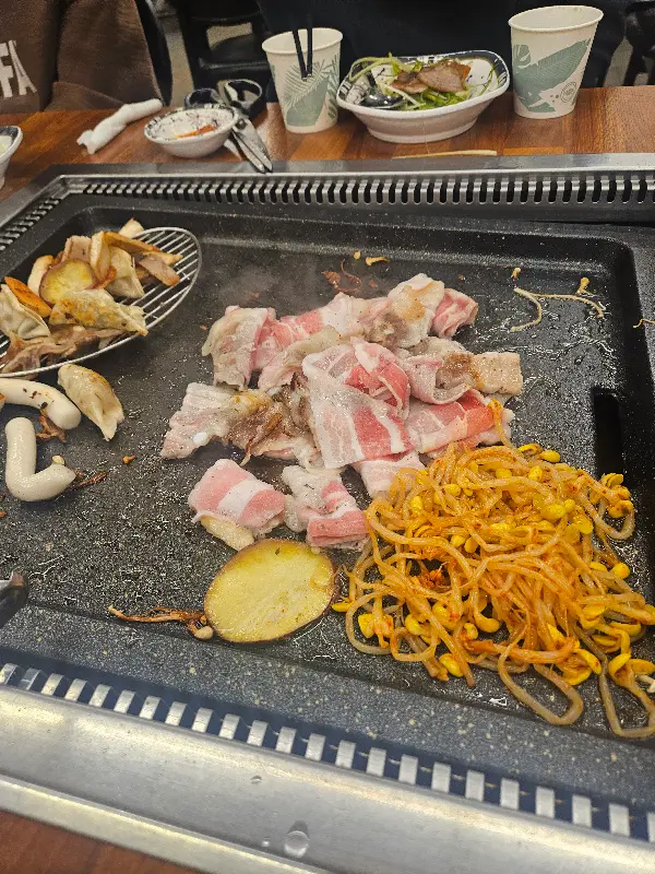 불판 위에 구워지는 대패삼겹살