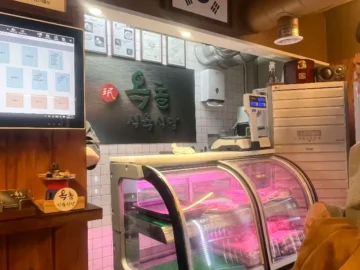 레트로 감성 폭발, 청라언덕 돼지고기 맛집에서 펼쳐지는 삼겹살 미식 실험