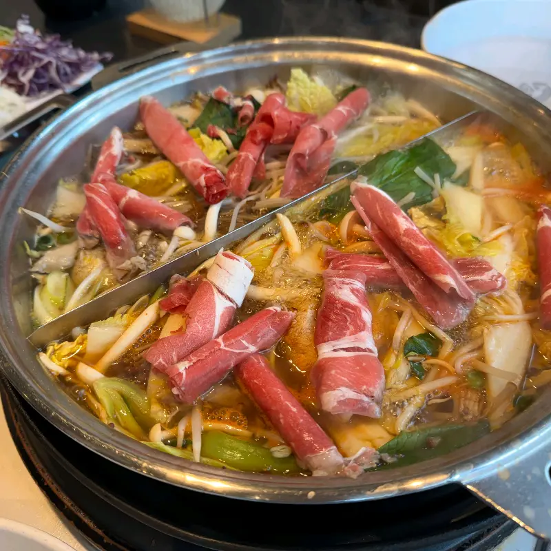 샤브샤브 냄비에 야채와 고기가 담겨져 있는 모습