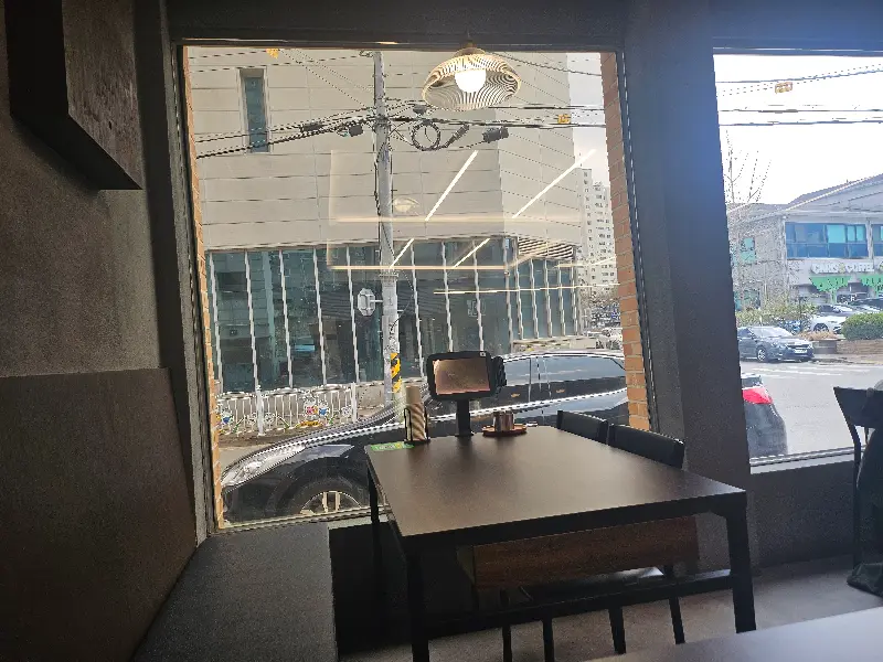 깔끔한 인테리어의 국밥집 내부