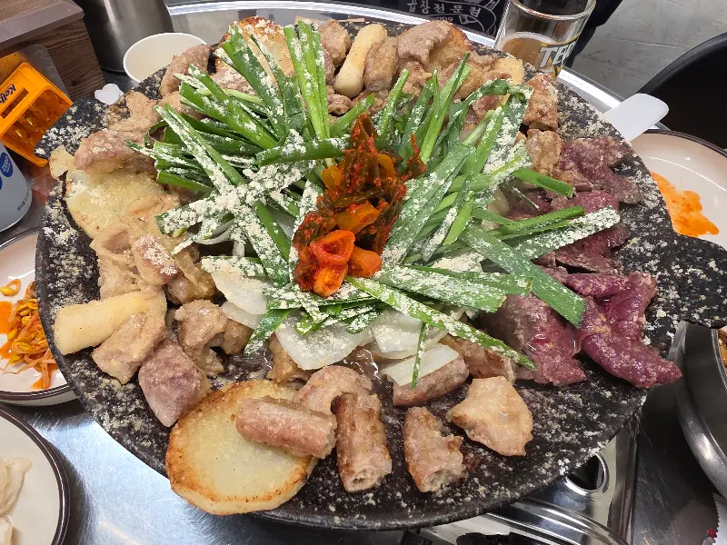 다 구워진 마늘 곱창 구이 한 상 차림