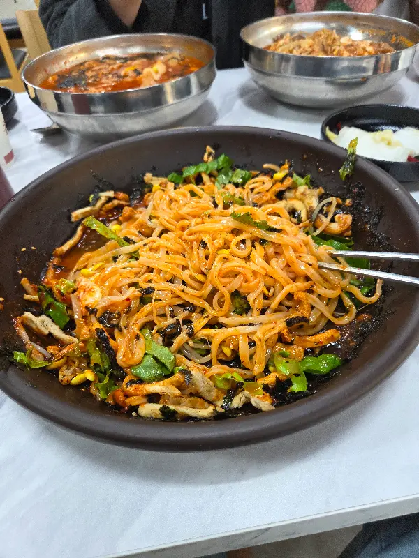 비빔국수와 얼큰이 칼국수