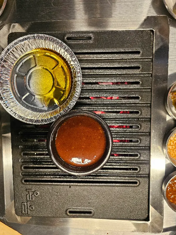 불판 위의 다양한 소스