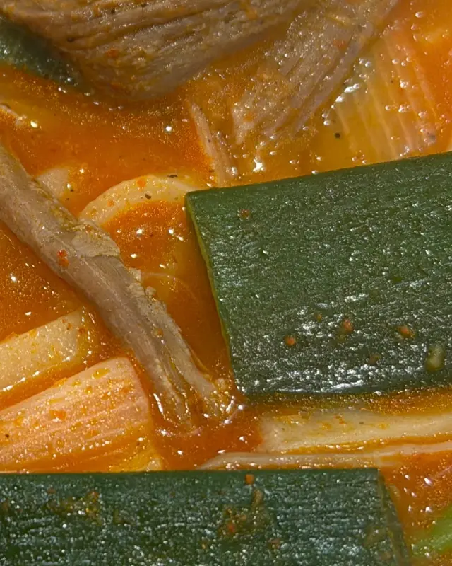 육개장 국물 속 큼지막한 대파