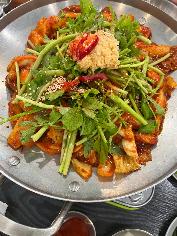 미나리가 듬뿍 올려진 갑오징어 볶음