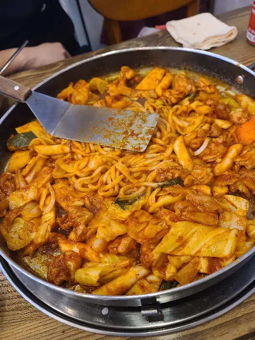 잘 익은 닭갈비와 밥